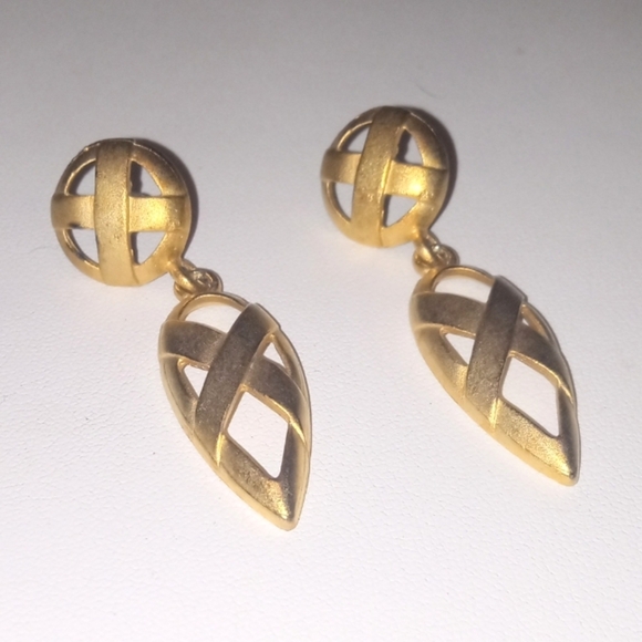 Earrings Brushed Gold Tone Tear Drop 1980's Vintage - Picture 1 of 6